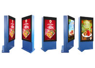 55 Zoll-Boden, der LCD-Bildschirm-Werbungs-digitale Beschilderung im Freien mit Klimaanlage steht