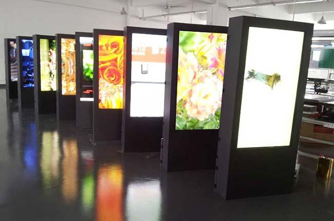 Digital Kiosk 270W im Freien freier stehender Betrachtungs-Winkel LCD-Anzeigen-178°